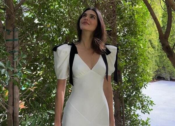 Potret Kendall Jenner Rayakan Paskah dengan Gaun Putih, Cantik Maksimal!