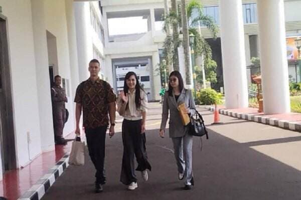 3 Potret Sandra Dewi Tersenyum dan Lambaikan Tangan Tiba di Kejagung, Jadi Saksi Dugaan Korupsi Harvey Moeis