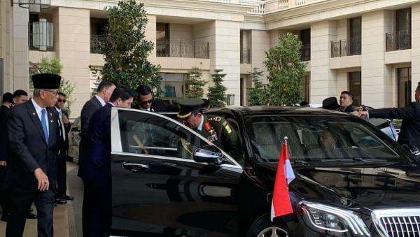 Prabowo Naik Mobil Mercedes Maybach Menuju Istana Al-Husseiniya Yordania