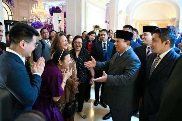 Sambutan Hangat Diaspora untuk Prabowo di Paris: Senyum, Bunga dan Bendera Sambutan Hangat Diaspora untuk Prabowo di Paris: Senyum, Bunga dan Bendera