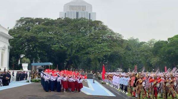 21 Tembakan Meriam hingga Iringan Pasukan Berkuda Sambut PM China di Istana