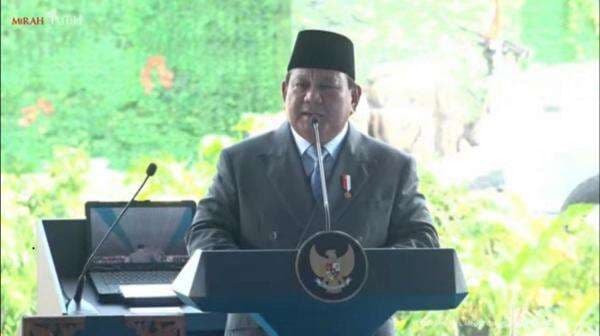 Momen Prabowo Sapa Try Sutrisno Sesepuh TNI saat Buka Indo Defence 2025