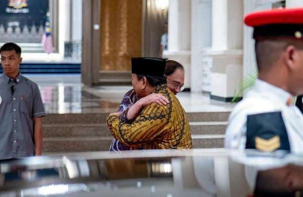 Momen Prabowo Bertemu Anwar Ibrahim Bahas Dampak Tarif Impor Donald Trump