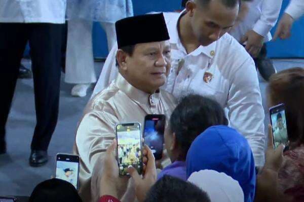 Momen Prabowo Keliling Istana Salami Warga saat Open House