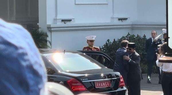 Momen Prabowo Sambut Macron di Istana Negara, Beri Pelukan Hangat