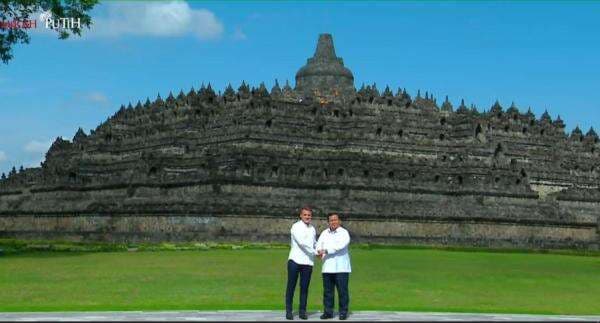 Prabowo-Macron ke Candi Borobudur, Kompak Pakai Kemeja Putih dan Foto Bersama