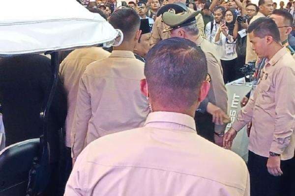 Prabowo Tegur Paspampres gegara Tepis Tangan Jenderal di Indo Defence 2025