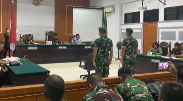 2 Oknum TNI Tembak Mati Siswa SMP Divonis 2,5 Tahun Bui, Keluarga Kibarkan One Piece