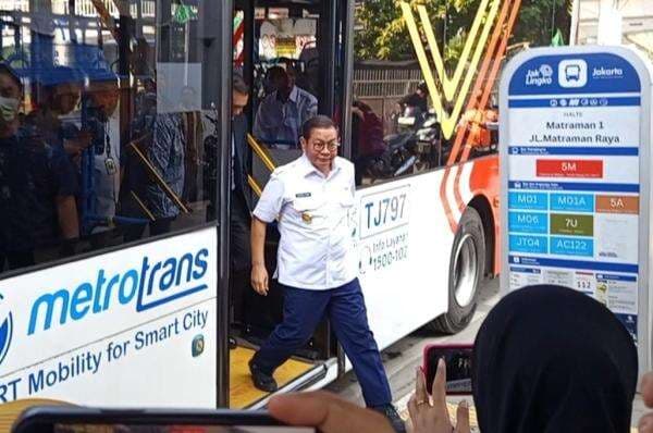 Pramono Naik Bus Transjakarta Hari Ini, Ikut Ingub ASN Wajib Pakai Transum