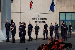 Prancis Geger, Geng Bersenjata Serang Mobil Tahanan dan Bebaskan Gembong Narkoba
