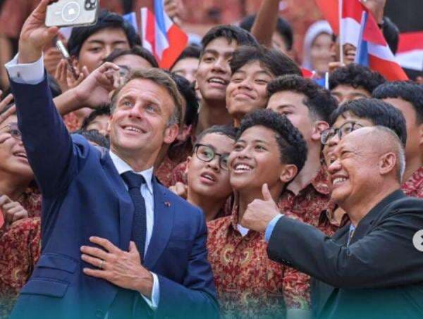 Momen Presiden Macron Diserbu Selfie Bareng Gen Z saat Main ke UNJ
