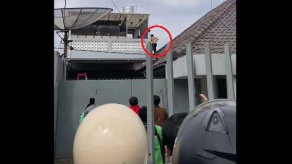 Viral! Pria di Sukabumi Lompat dari Atap ke Atap Hindari Kepungan Warga