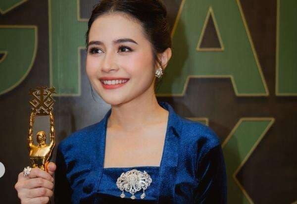 Gaya Terbaru Prilly Latuconsina yang Kini Pakai Behel Gaya Terbaru Prilly Latuconsina yang Kini Pakai Behel