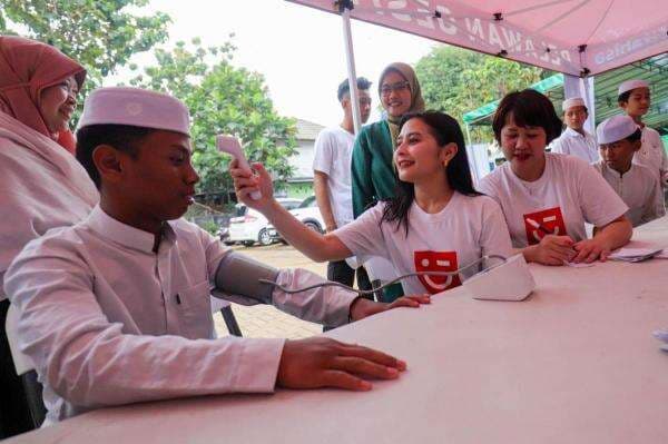 Salut! Prilly Latuconsina Turun ke Kawasan Bantargebang, Ajak Anak-Anak Cek Kesehatan Gratis