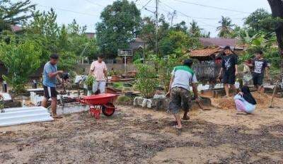 Bersih-Bersih Makam Keluarga Jelang Ramadan, Momen Silaturahmi dan Saling Kenal Anak Keturunan