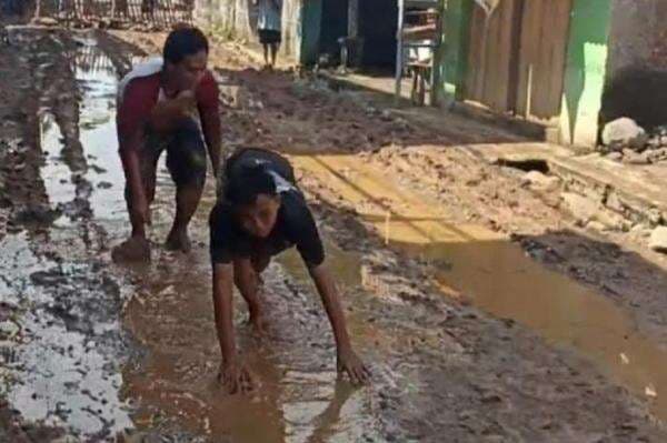 15 Tahun Jalan Rusak dan Berlumpur, Warga Cirebon Protes hingga Gelar Aksi Blokade