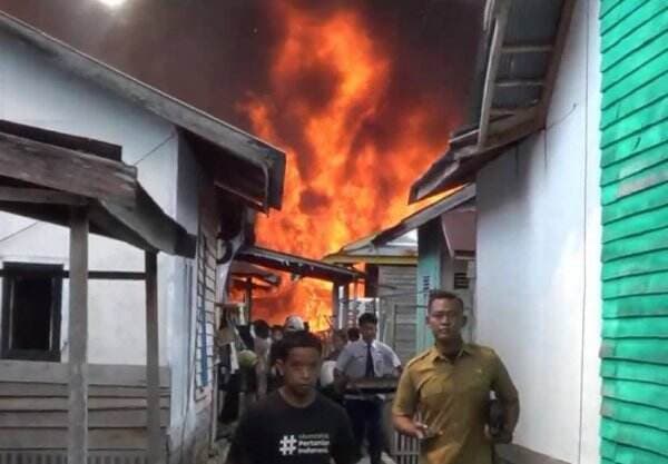 Puluhan Rumah Panggung di Palangkaraya Hangus Terbakar