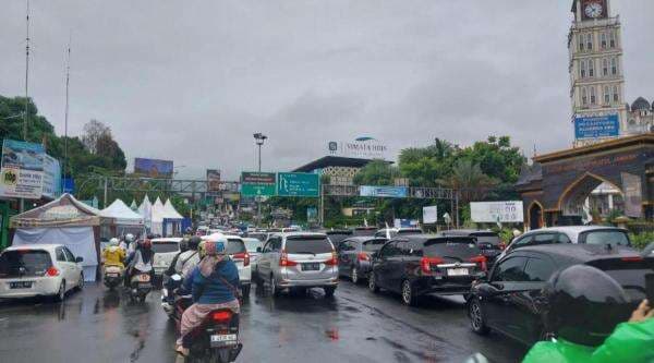 Macet Parah, One Way Arah Puncak Mulai Diberlakukan Pagi Ini
