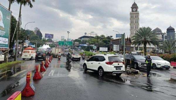 60.000 Kendaraan Lintasi Jalur Puncak, Siang Ini One Way Berlaku Arah Jakarta