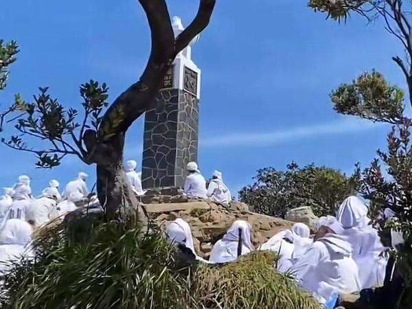Viral Orang-Orang Berpakaian Putih di Puncak Gunung Lawu, Siapa Mereka?
