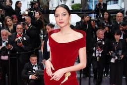 Putri Marino Tampil Menyala di Red Carpet Cannes Film Festival 2024, Pakai Gaun Merah ala Anggrek Bulan