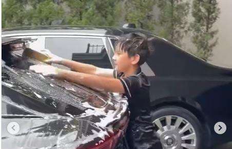 Momen Rafathar Nyuci Mobil Bareng Rayyanza, Netizen Auto Salut!