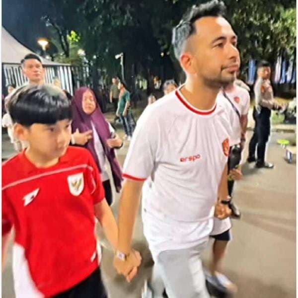 Momen Raffi Ahmad dan Rafathar Kompak Nonton Timnas Indonesia, Bukti Kedekatan Ayah-Anak Lewat Sepak Bola
