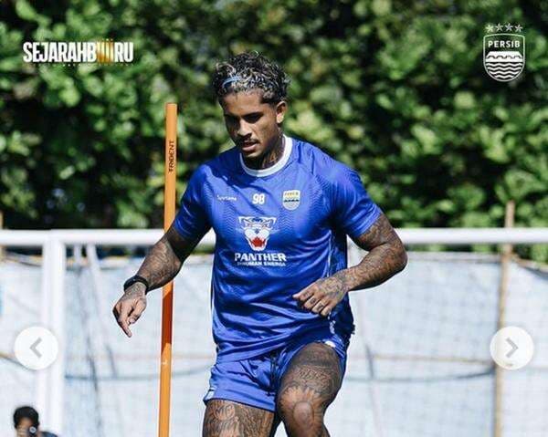 Persib Bandung Tampil di 2 Kompetisi pada Musim 2025-2026, Begini Reaksi Ramon Tanque Persib Bandung Tampil di 2 Kompetisi pada Musim 2025-2026, Begini Reaksi Ramon Tanque