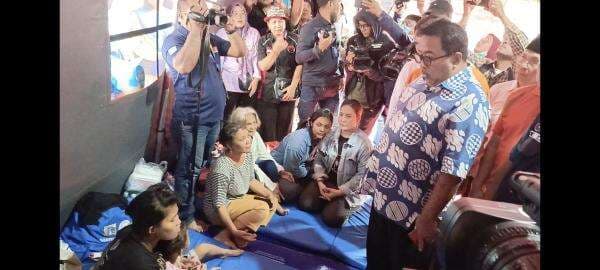 Rano Karno Kunjungi Korban Kebakaran Tebet, Berdialog di Tenda Pengungsi Rano Karno Kunjungi Korban Kebakaran Tebet, Berdialog di Tenda Pengungsi