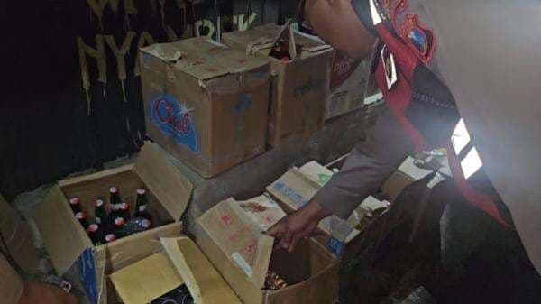 Razia Warung Remang-Remang di Sidoarjo, 500 Lebih Botol Miras Disita Petugas