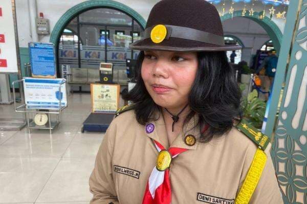 Cerita Eidelweiss, Anggota Pramuka Rela Tak Mudik demi Layani Penumpang di Stasiun Pasar Senen