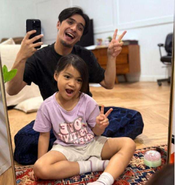 Momen Manis Ricky Harun Kepang Rambut Anaknya, Bikin Netizen Meleleh! Momen Manis Ricky Harun Kepang Rambut Anaknya, Bikin Netizen Meleleh!