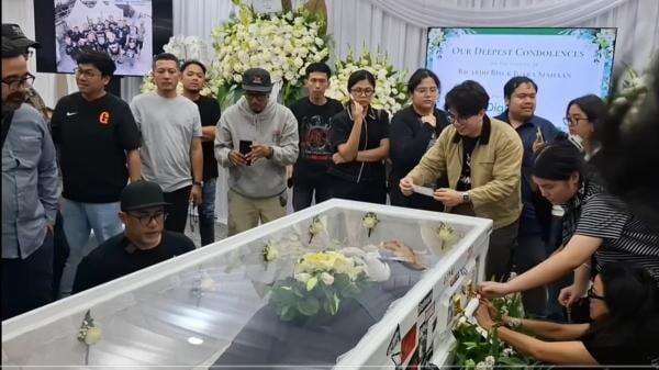 Peti Mati Ricky Siahaan Dihiasi Stiker Band Legendaris, Wujud Cinta Sejati pada Musik