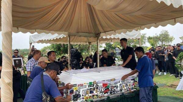 Lagu The Smashing Pumpkins Iringi Pemakaman Ricky Siahaan