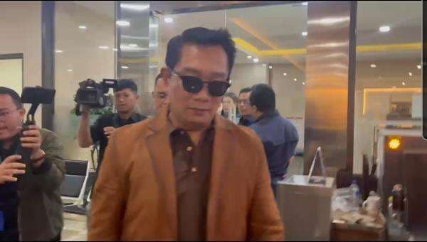 Tiba di Bareskrim, Ridwan Kamil Pakai Kacamata Hitam dan Bungkam