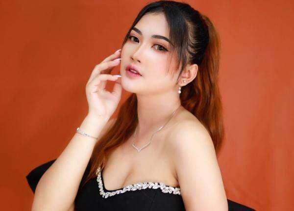 Potret Pedangdut Cantik Rindy Antika, Menawan Pakai Off Shoulder