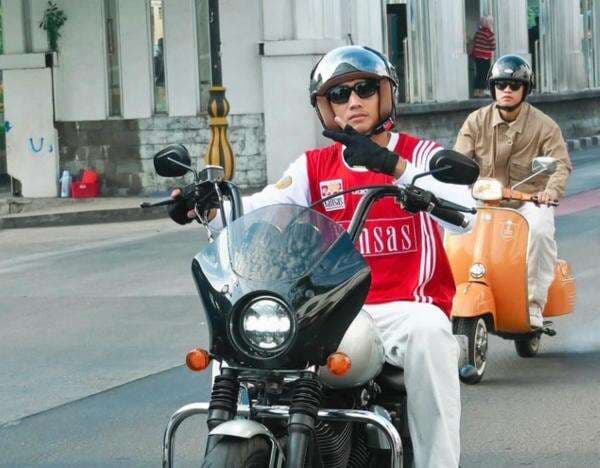 Gaya Anak Motor, Rizky Ridho Pamer Naik Moge Pakai Jersey Retro Persija Jakarta