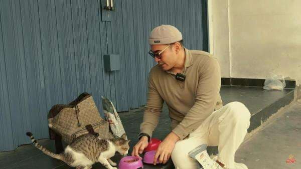 Robby Purba Street Feeding untuk Kucing Jalanan sebagai Bentuk Sedekah di Bulan Ramadhan