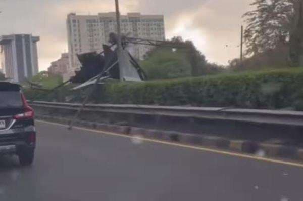 Papan Reklame BNN Roboh di Tol Cawang, Korban Jiwa Nihil