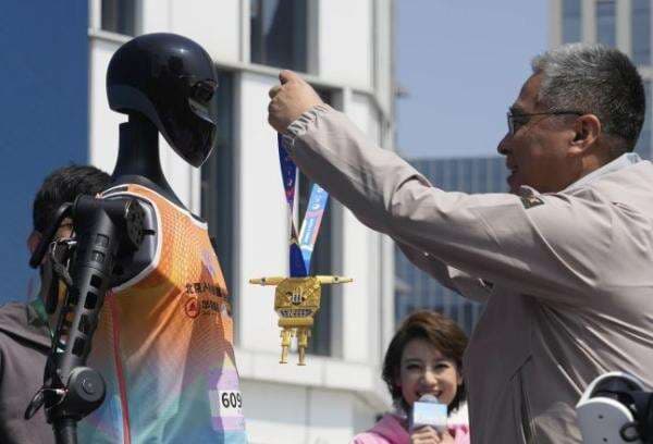 Robot Humanoid Buatan China Ini Raih Juara Half Maraton