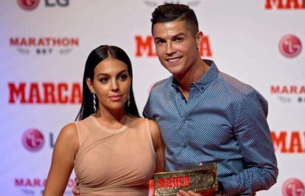 Tunangan, Cristiano Ronaldo Dihadiahi Unta Tunangan, Cristiano Ronaldo Dihadiahi Unta