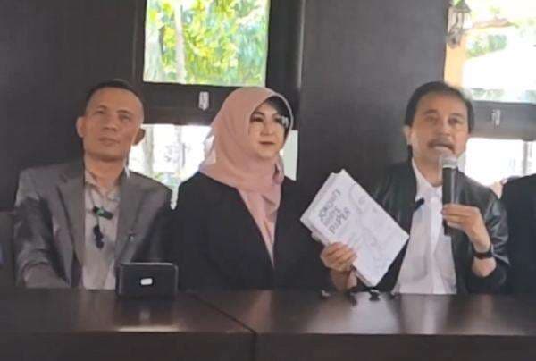 Isi Buku Jokowi's White Paper yang Baru Dirilis Roy Suryo Cs