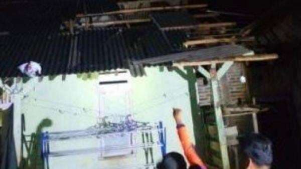 Angin Kencang Terjang Jateng dan Jatim, Puluhan Rumah Rusak hingga Pohon Tumbang