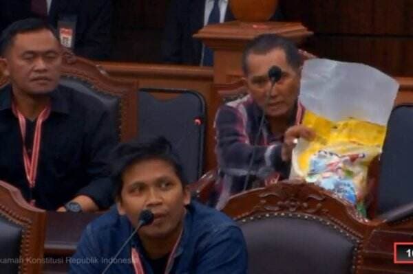 Saksi Kubu Ganjar-Mahfud Bawa Beras Bansos Bergambar Prabowo-Gibran di Sidang MK