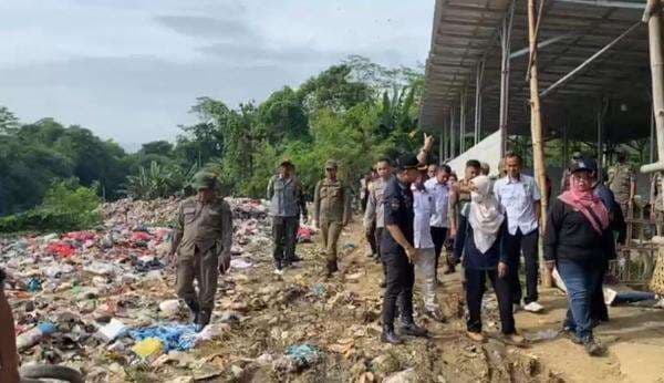 Resahkan Warga, Tempat Pembuangan Sampah Ilegal di Gunung Putri Bogor Disegel