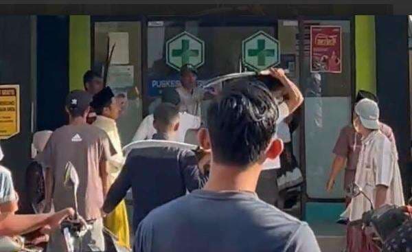 Viral, Sejumlah Warga Tenteng Parang di Depan Puskesmas Bangkalan