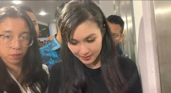 Sandra Dewi Tertunduk Lesu Usai Diperiksa 10 Jam