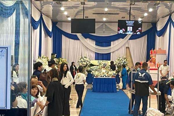 Sarwendah Gelar Ritual Linwuk Jelang Kremasi Jenazah Sang Ayah