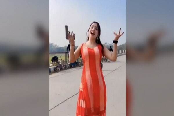 Selebgram Cantik Lucknow Queen Tembakkan Pistol di Jalan Raya demi Konten, Publik Marah
