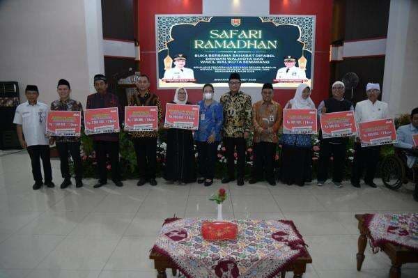 Wujudkan Janji Kampanye, Agustina Serahkan Bisyaroh kepada 6.572 Warga Istimewa